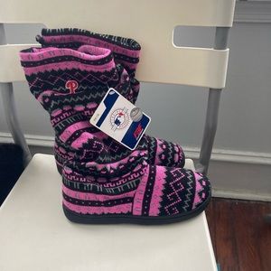 Phillies Muk Luks, pink/black, sz 7-8